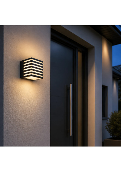 Wall Cube GX53 przy nowoczesnych drzwiach wejściowych o zmierzchu