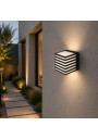 Wall Cube GX53 na elewacji przy ścieżce do domu